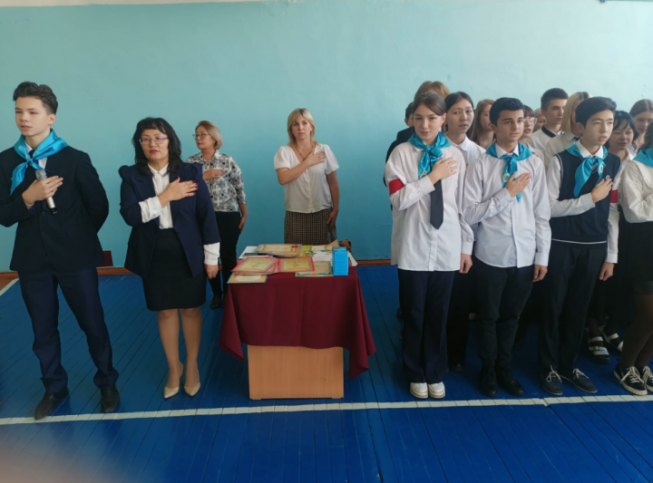 В честь Дня Республики 22 октября  проводилась торжественная линейка \ Республика күніне орай 22 қазанда салтанатты жиын өткізілді